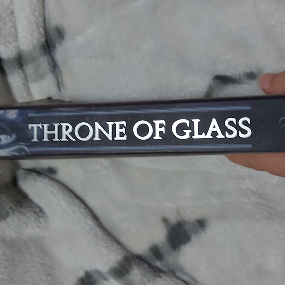 Throne of Glass by Sarah J Maas - Picture 2 of 6
